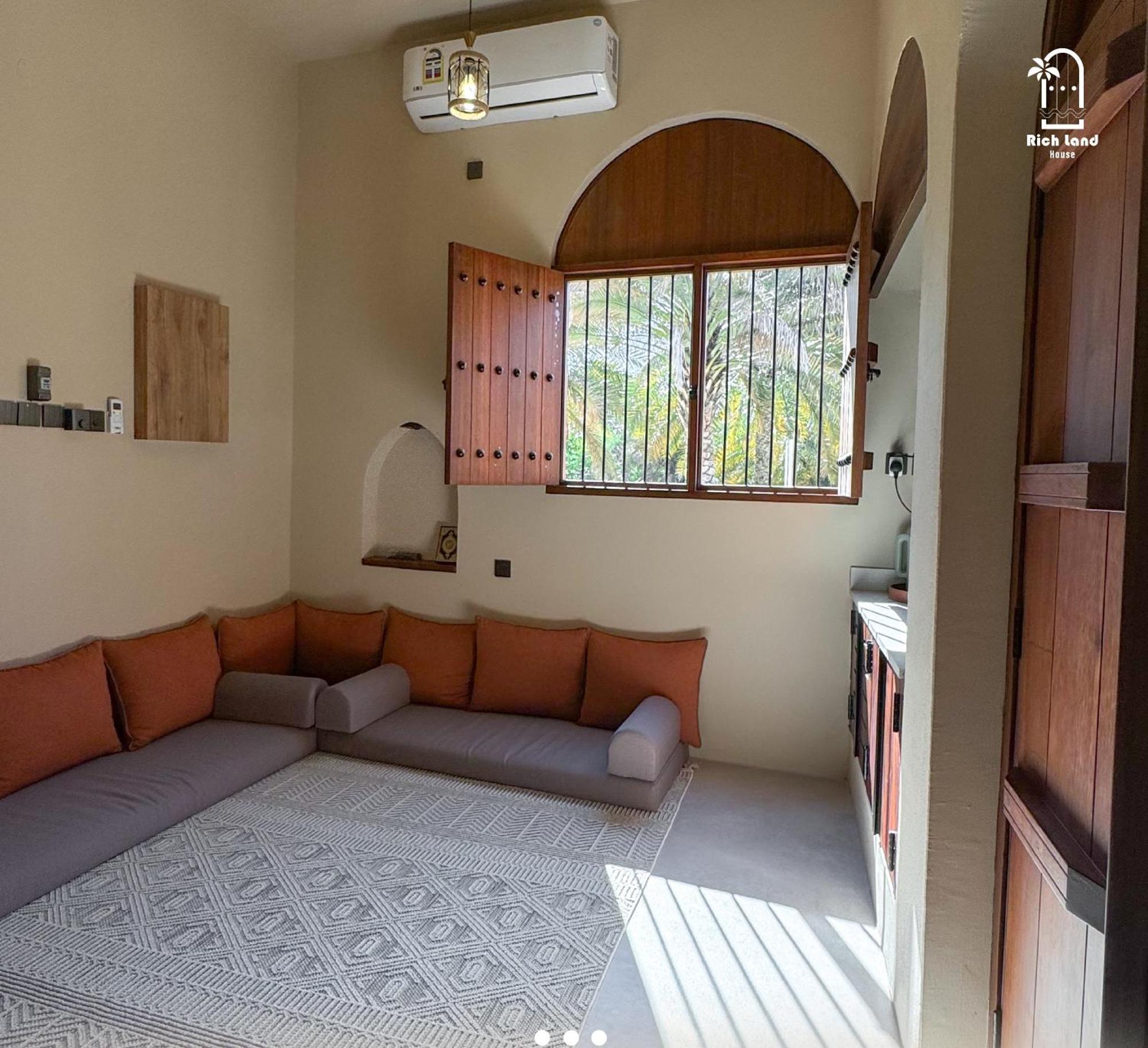 بيت أرض الثراء Rich Land House Nizva Dış mekan fotoğraf